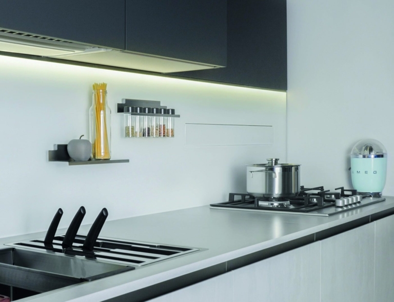 Cappa E-ssenza integrata nello schienale magnetico Magnetolab, con flap chiuso e accessori magnetici