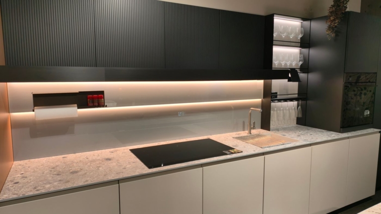 Cucina nello showroom Il Mondo del Mobile a Roma con schienale magnetico Duetto Magnetolab in vetro, luce LED e accessori magnetici