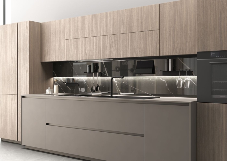 Schienale magnetico Duetto Magnetolab in cucina, con alzata effetto marmo e fascia superiore con accessori magnetici